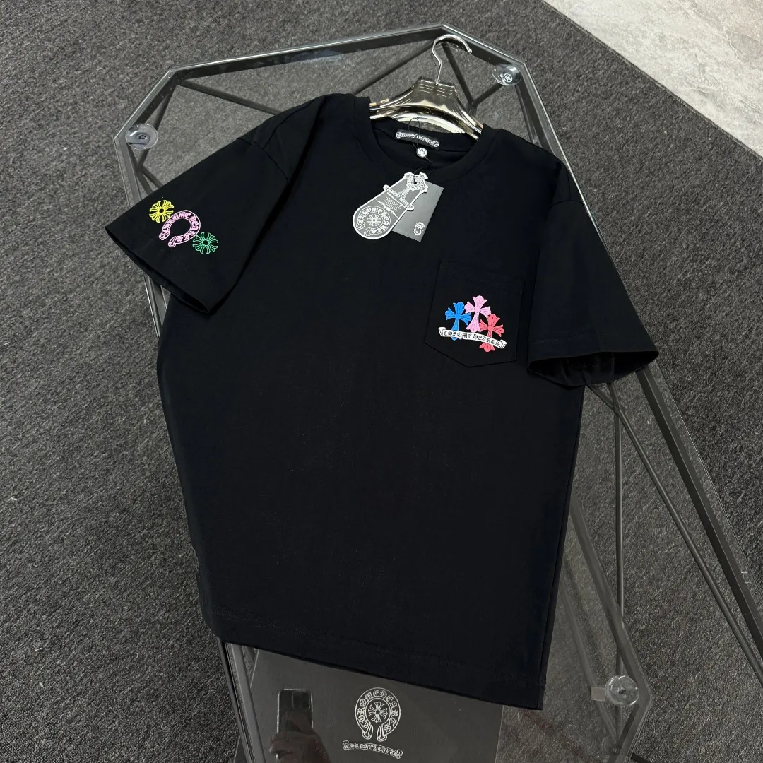 P180 Chrome Hearts Chrome Hearts 25 high version. The fabric is made of 300 grams of high-density pure cotton. It does not deform or shrink. It has three labels. It is the same style for men and women. Technology: suede foam printing. Color: white black. SIZE: S-XL.